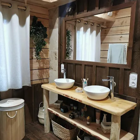 Maison Bois, Entre Et Nyaraló