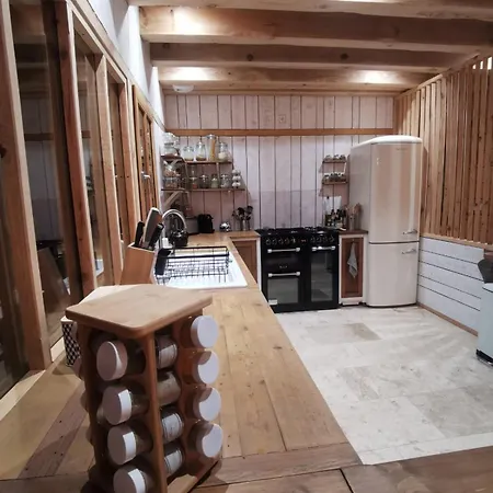 Maison Bois, Entre Et *
